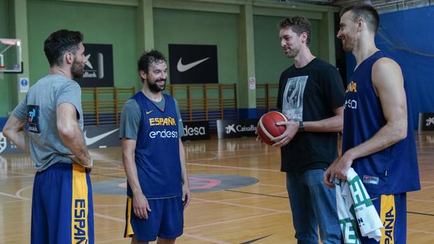 Visita sorpresa de Pau Gasol a la selección española