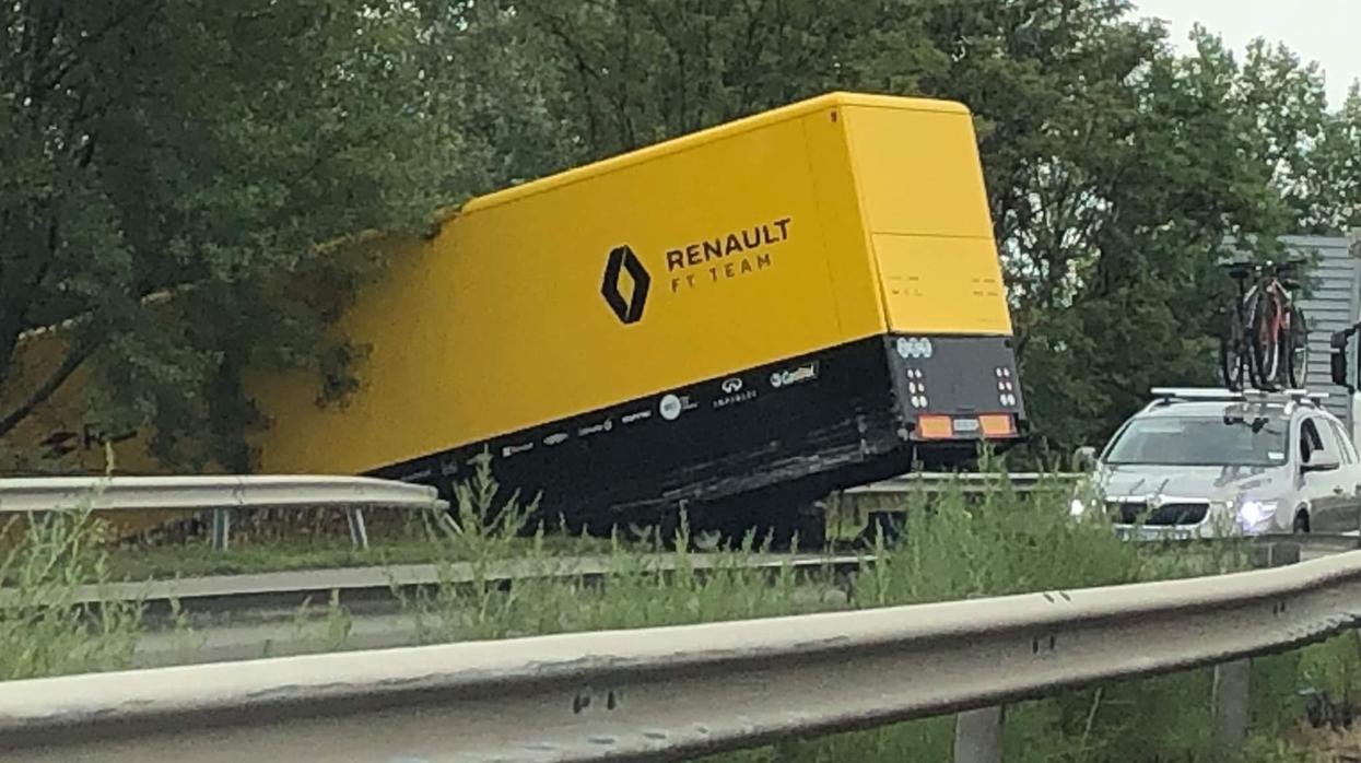 Espectacular accidente de un camión del equipo Renault F1