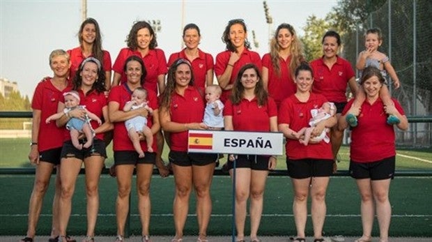 Las deportistas de la selección española de Hockey Subacuático llegan al Europeo junto a sus bebés