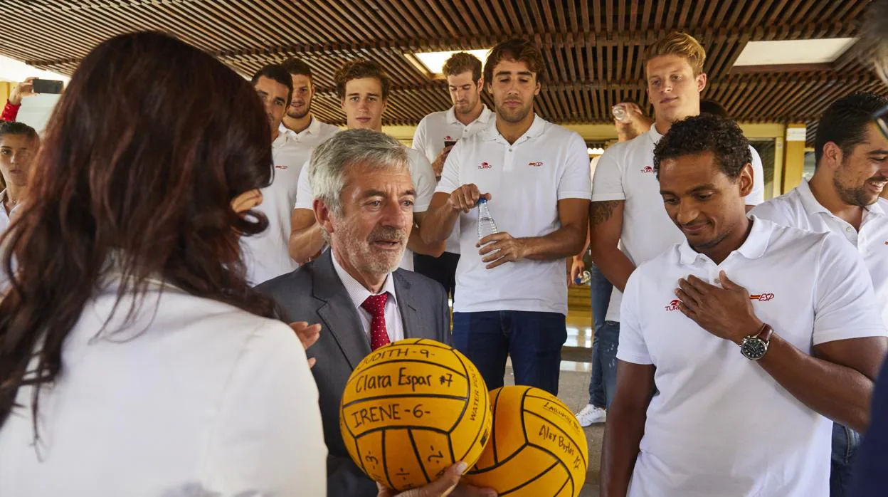 Las selecciones masculina y femenina de waterpolo con el presidente de la Federación, Fernando Carpena