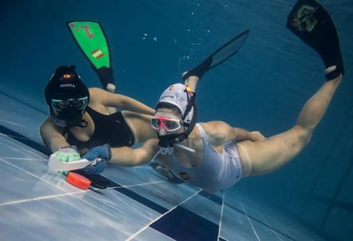 Dos jugadoras de la selección española de hockey subacuático