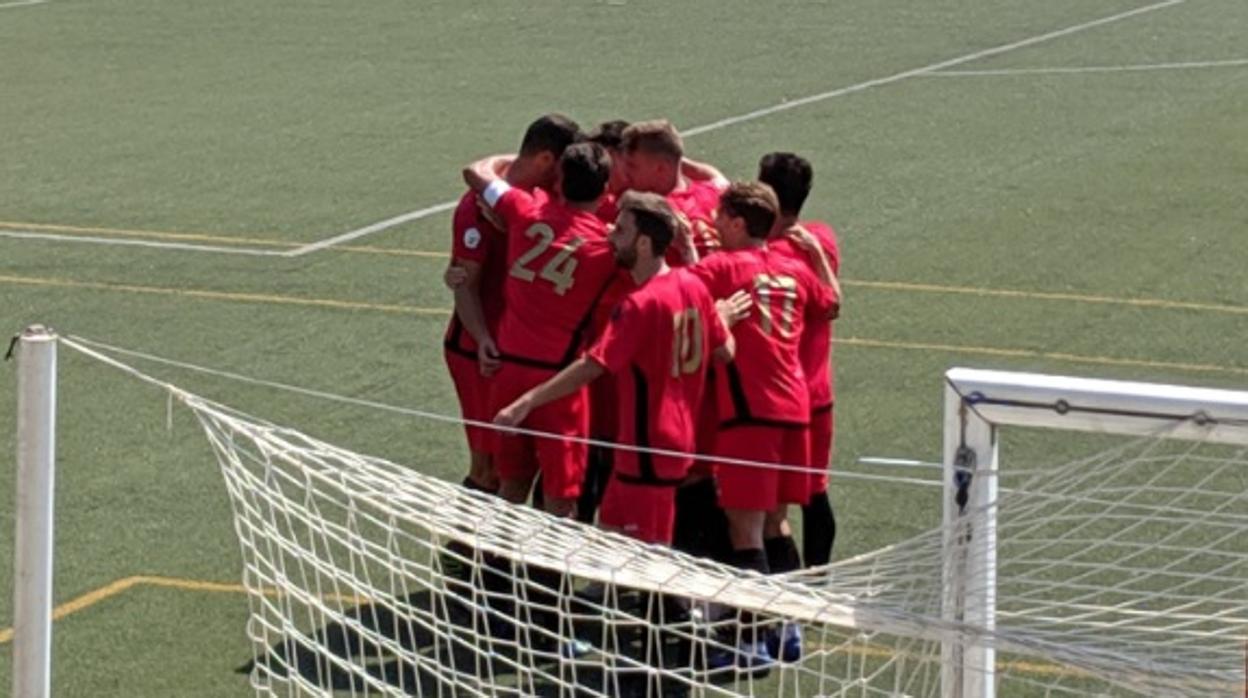 Los jugadores del Flat Earth celebran su primer gol ante el RCD Carabanchel