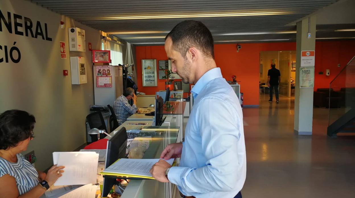 Luis de Oleza, abogado del Baleares Sin Fronteras, presentando el recurso en el Tribunal Balear del Deporte