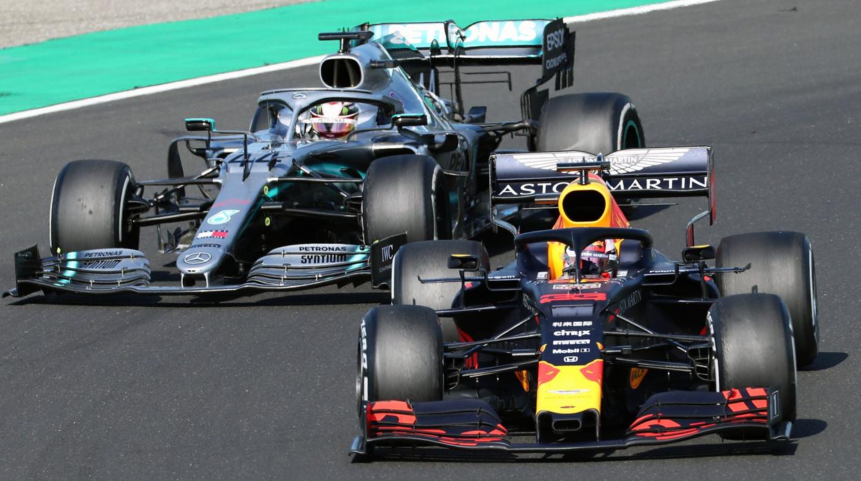 Verstappen por delante de Hamilton