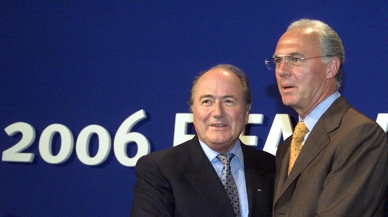 Blatter, expresidente de la FIFA, y Beckenbauer, presidente del Mundial 2006