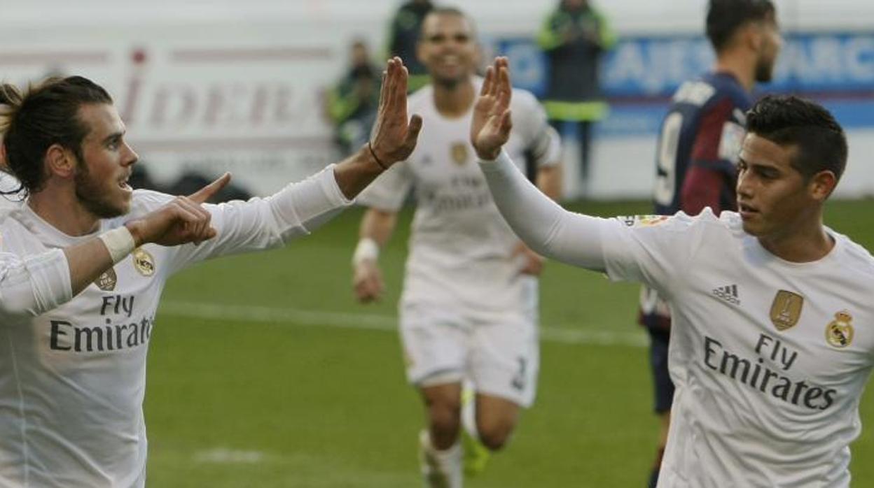 Gareth Bale y James Rodríguez celebran juntos un gol, en una imagen de 2015
