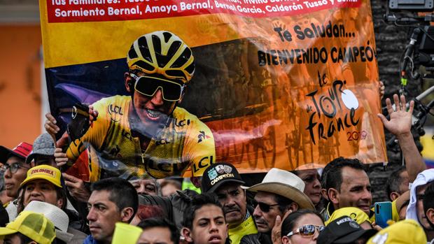 Zipaquirá, vestida de amarillo para recibir a su campeón Egan Bernal