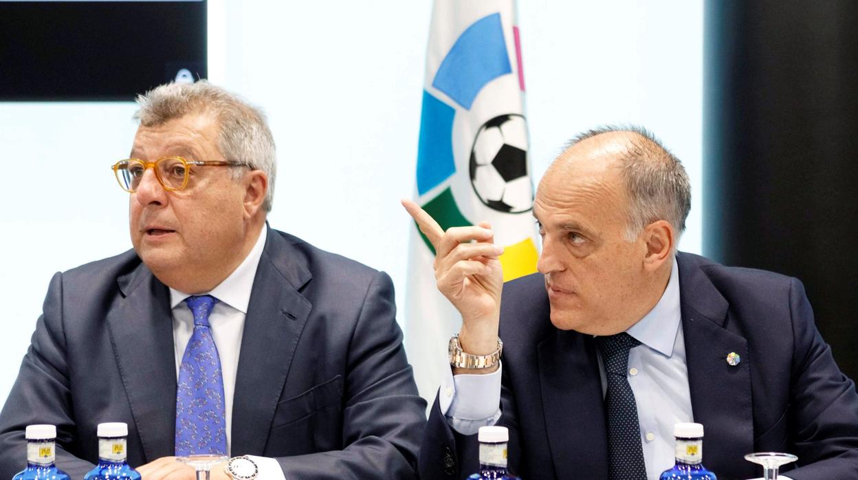 El presidente de la Liga, Javier Tebas, junto al director general del Numancia, Víctor M. Martín