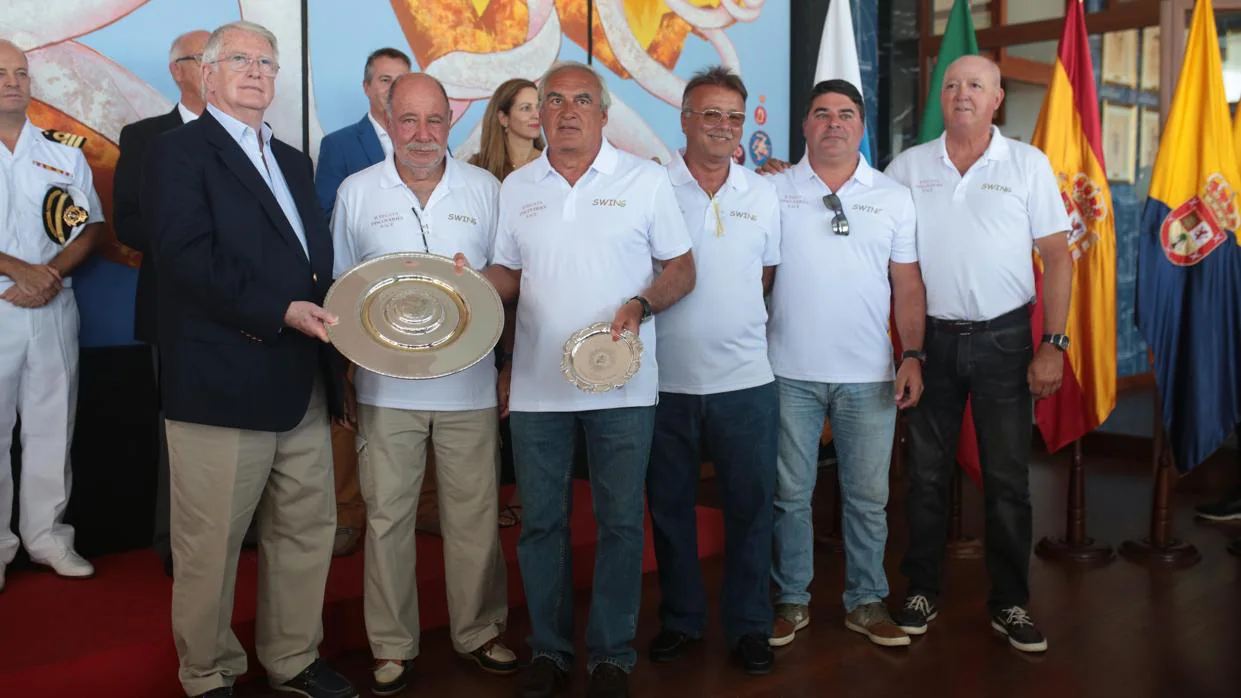 La tripulación del Swing recibiendo el Trofeo Fernando de Magallanes