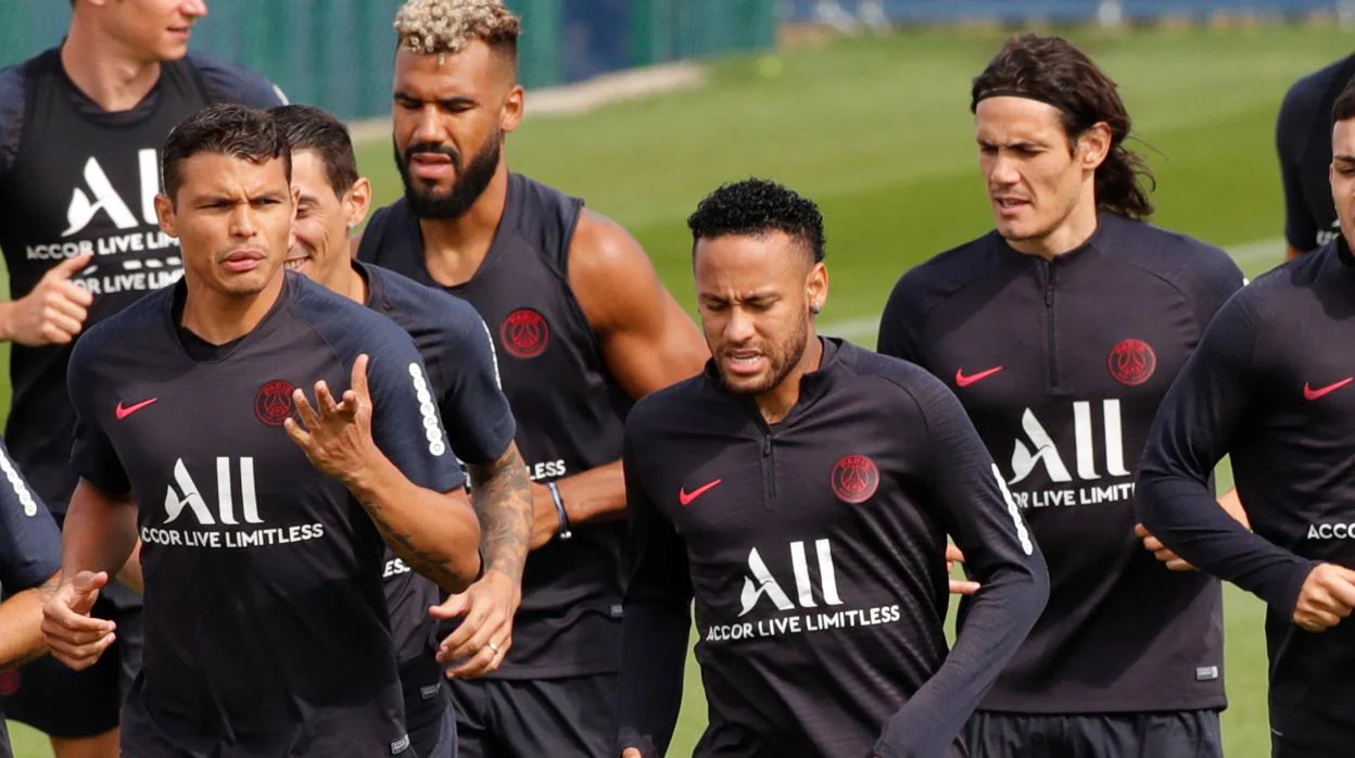 Neymar durante un entrenamiento del PSG