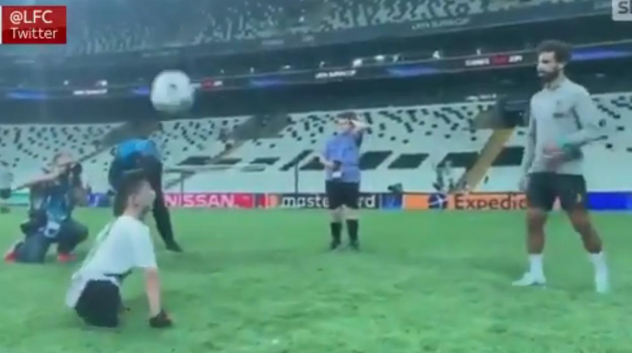 El emotivo peloteo entre Salah y un niño sin piernas