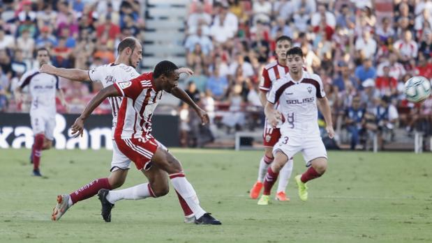 El Almería debuta con goles y buenas sensaciones