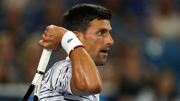 Djokovic gana fácil a Pouille y jugará la semifinal ante Medvedev