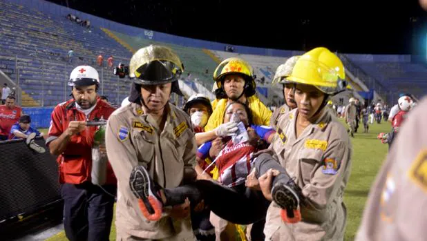 Cuatro muertos y una docena de heridos tras graves enfrentamientos en un estadio de fútbol en Honduras