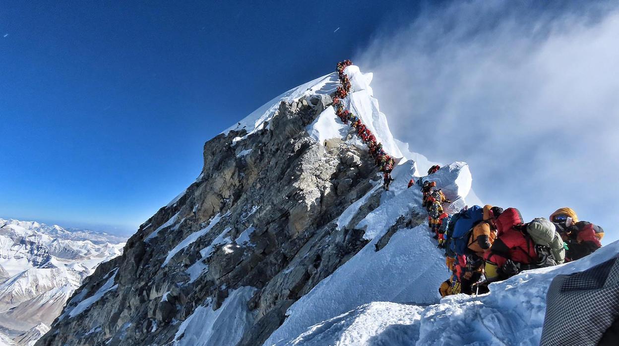 El atasco en la cima del Everest el pasado mes de mayi