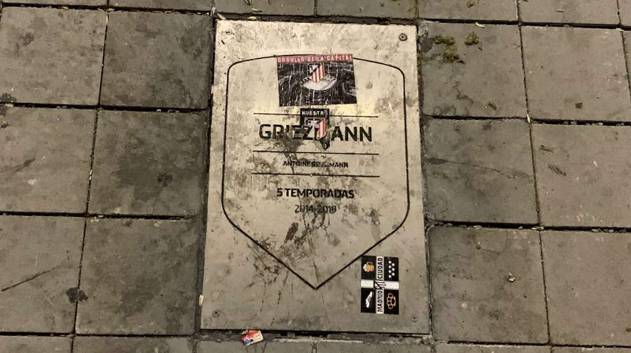 Mancillan la placa de Griezmann en el estreno en el Metropolitano