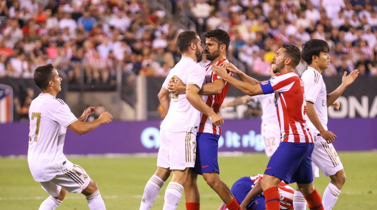 Carvajal y Costa se enfrentan durante el derbi madrileño jugado en pretemporada