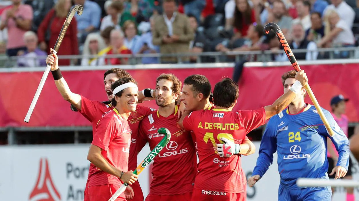 Los jugadores españoles festejan durante el partido frente a Holanda