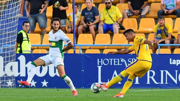 Gonzalo Verdú sorprende desde la defensa al Alcorcón