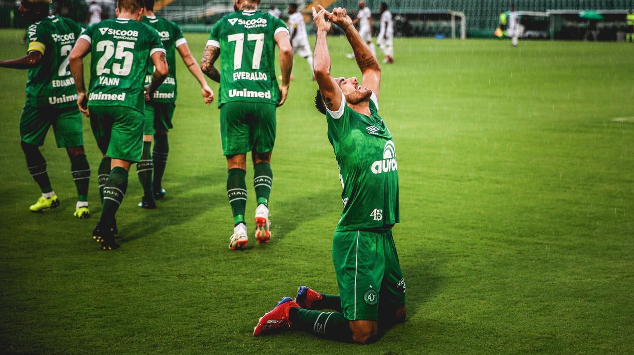 Alan Ruschel celebra un gol con el Chapecoense