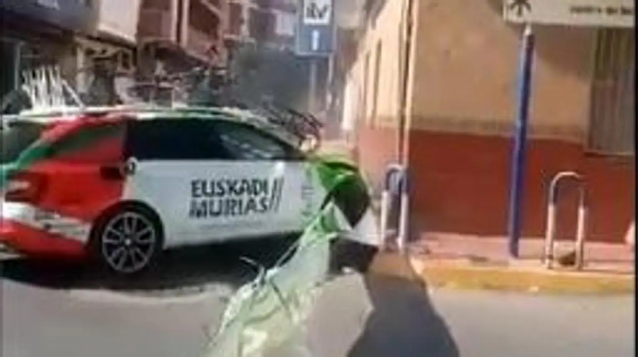Tremendo susto: el coche del Euskadi Murias se estrella contra una casa