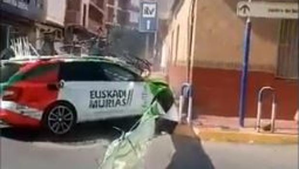 Tremendo susto: el coche del Euskadi Murias se estrella contra una casa