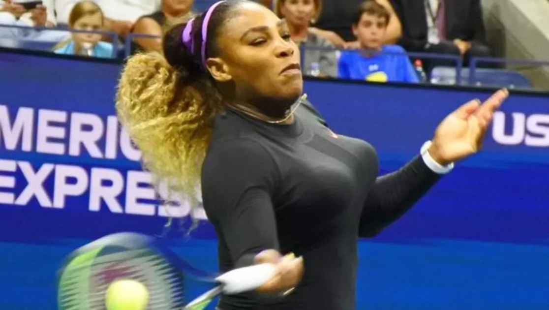 Serena Williams golpea una derecha en el partido ante Sharapova
