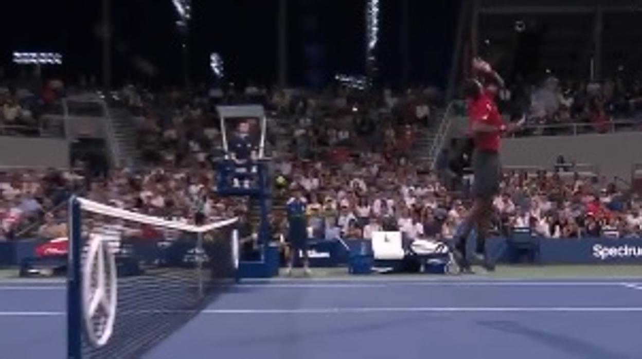 El remate acrobático de Monfils para ganar el partido