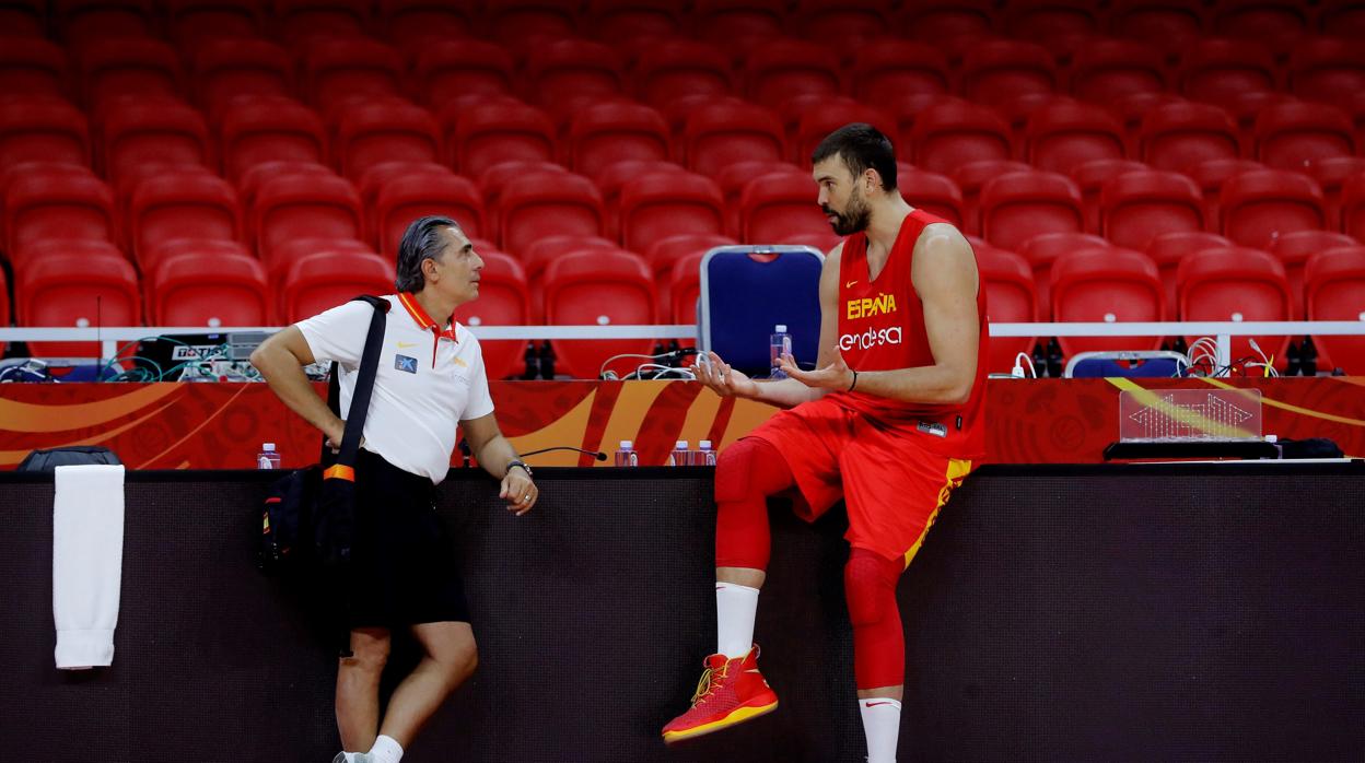 Scariolo y Marc Gasol, durante el entrenamiento de la selección española en Cantón