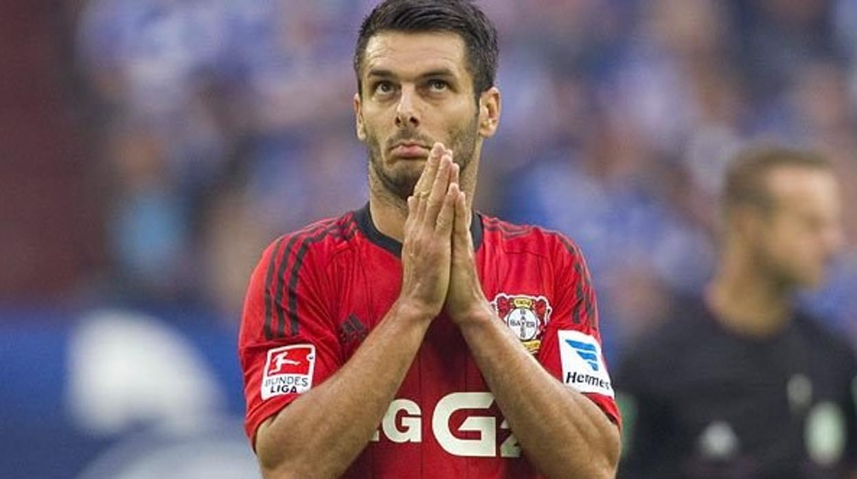 Spahic, en un partido de la Bundesliga durante su etapa en el Bayern Leverkusen