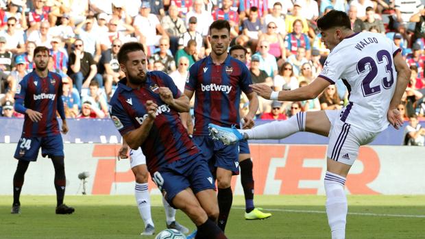 Un buen final da la victoria al Levante y frena al Valladolid