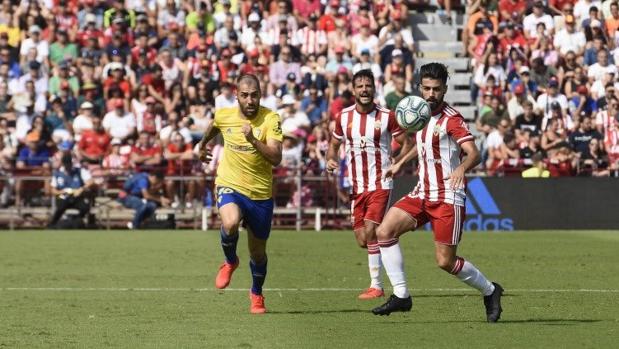 El Cádiz le arrebata el liderato al Almería