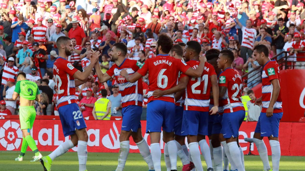 El Granada celebrando el gol de Puertas