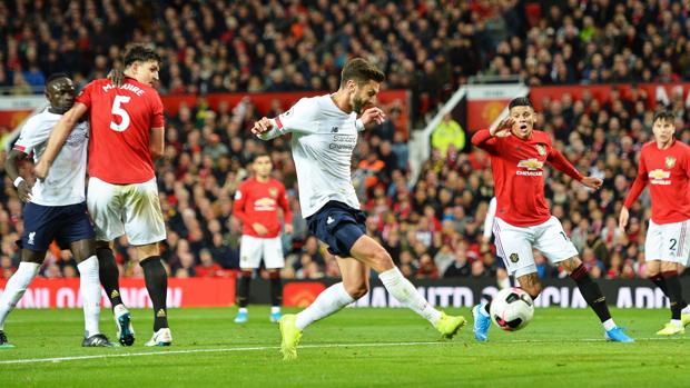 Lallana encuentra oro en Old Trafford para un pobre Liverpool