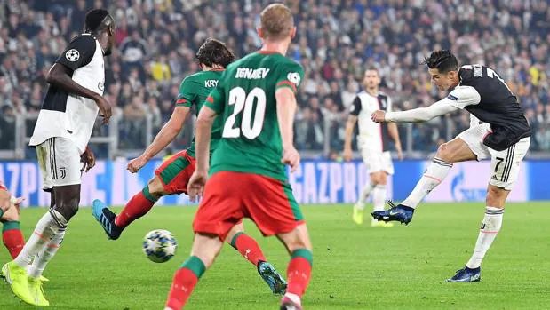 Dybala derrumba el muro del Lokomotiv y acerca a la Juventus a octavos