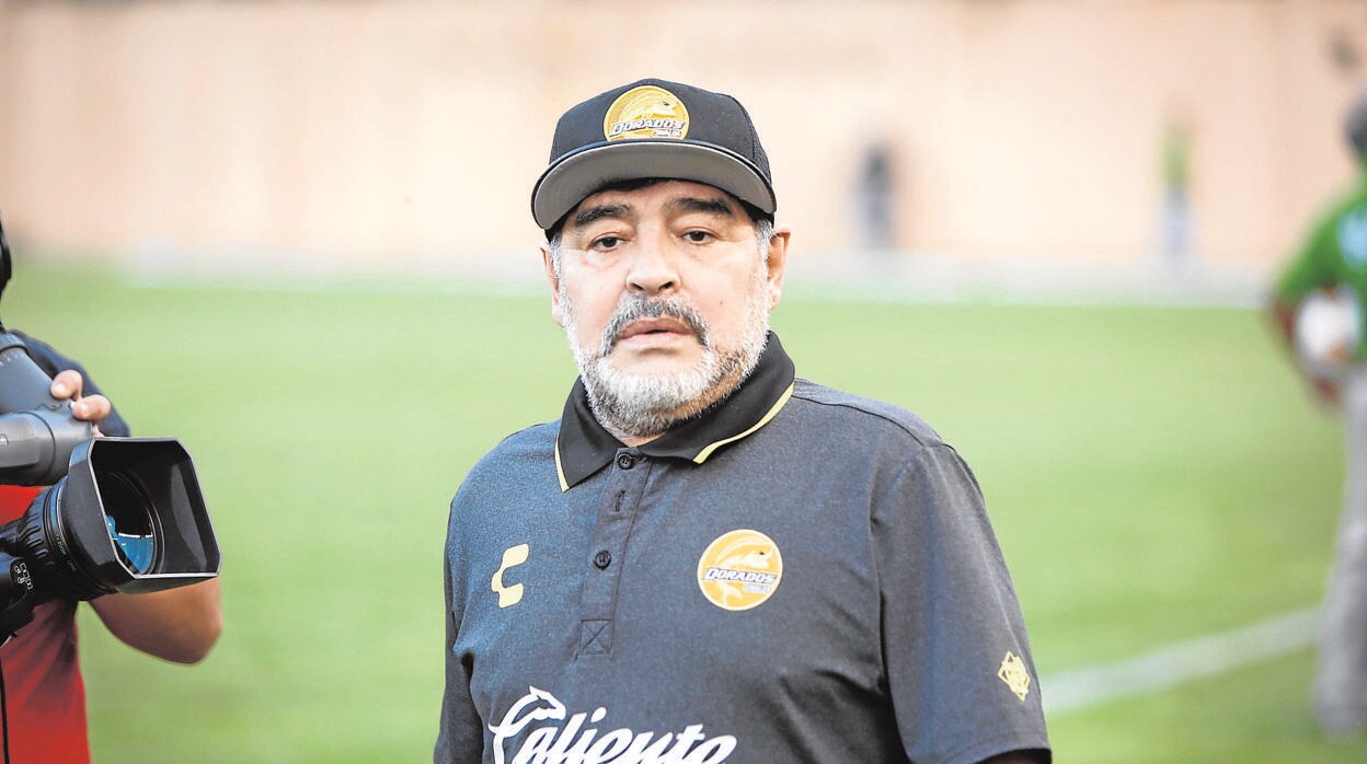 Maradona firma como entrenador del Gimnasia y Esgrima argentino