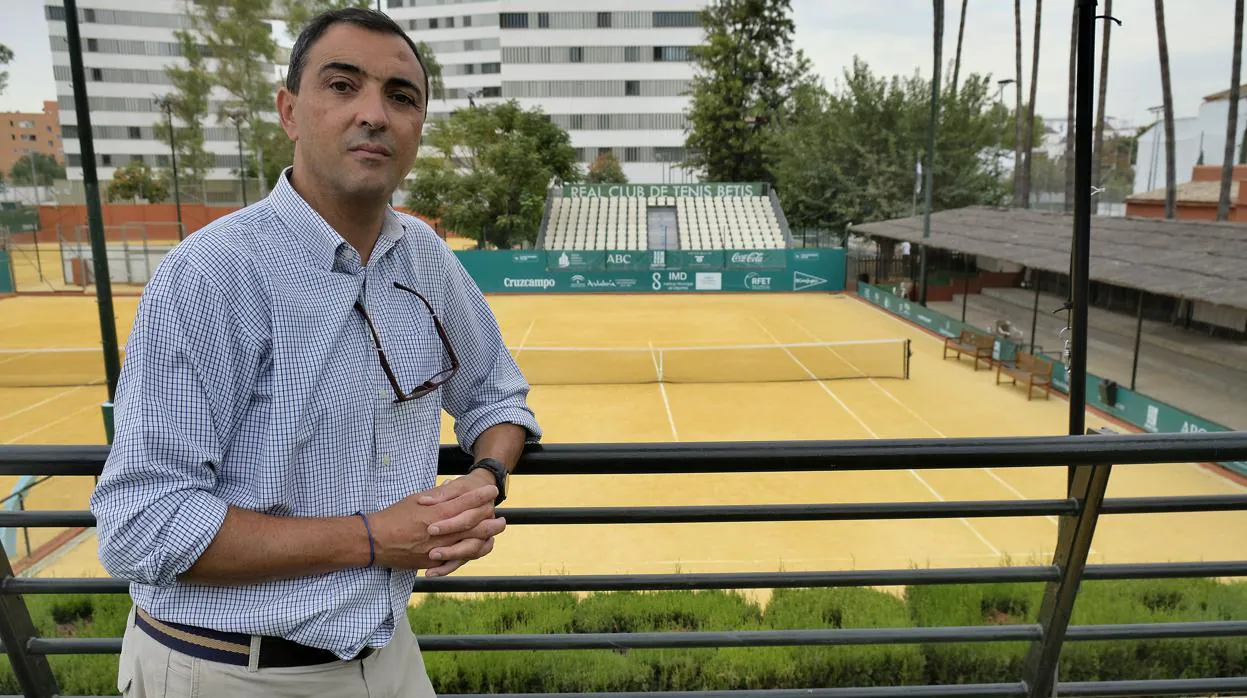 José María León, director de la Copa Sevilla, ante la pista central del Tenis Betis