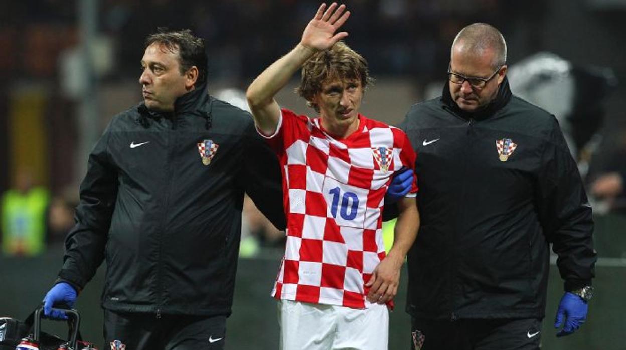 Modric, lesionado con Croacia, un mes de baja