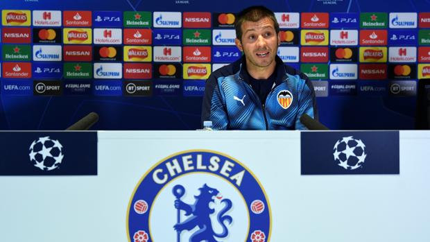 Los jugadores dejan solo a Celades en Stamford Bridge