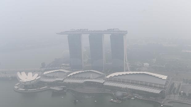 Una inmensa nube de humo pone en peligro el GP de Singapur