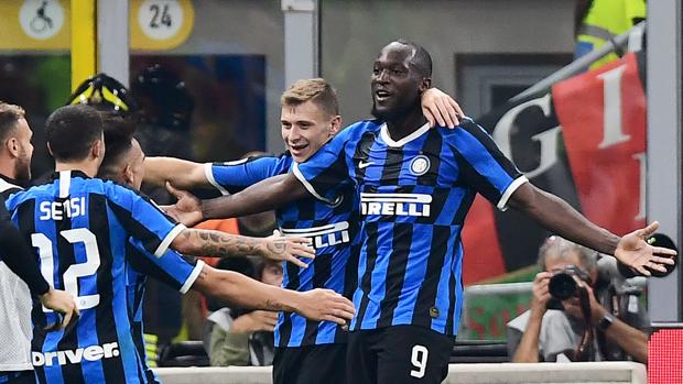 El Inter sigue líder tras ganar el derbi milanés