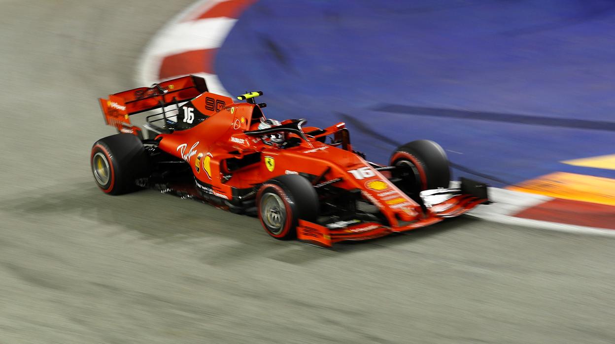 Charles Leclerc durante la clasificación en el circuito de Marina Bay