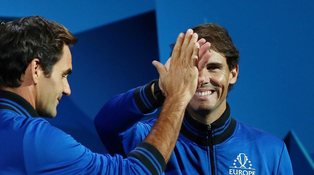Federer y Nadal se saludan durante la Laver Cup