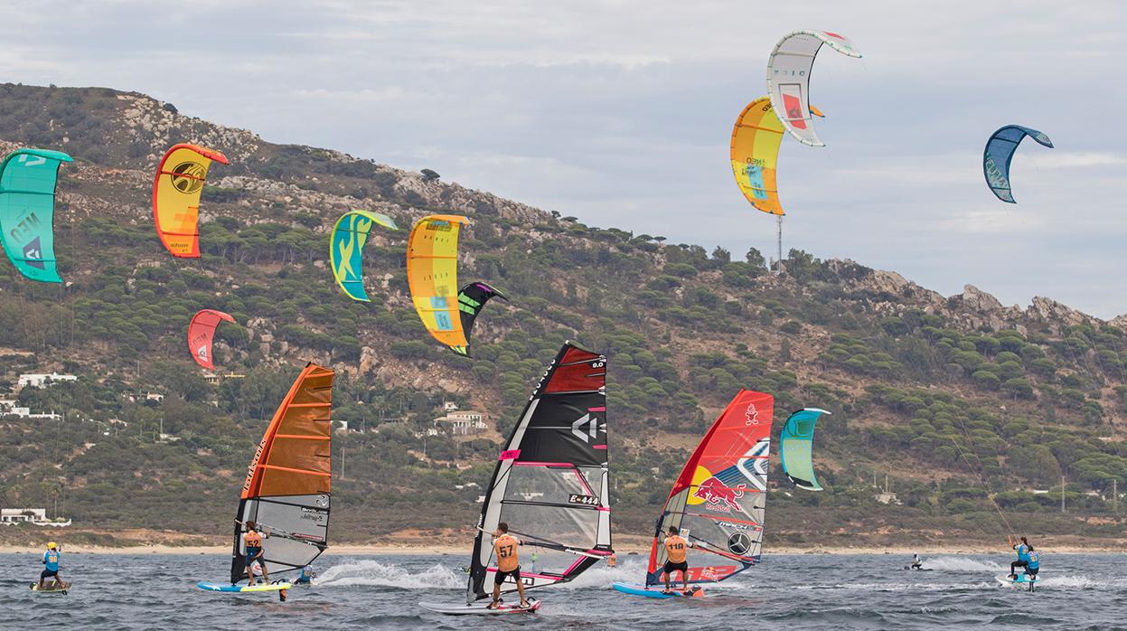 Los 'kiters' vencen a los 'windsurfers' en Tarifa