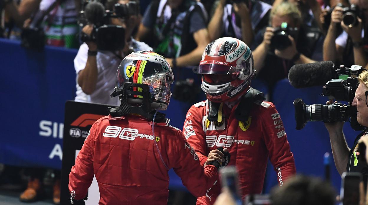 Vettel y Leclerc se felicitan tras el doblete de Ferrari en Singapur