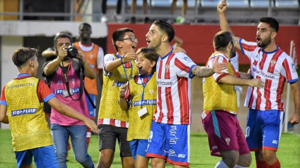 Los jugadores del Algeciras celebran el triunfo ante el filial del Sevilla