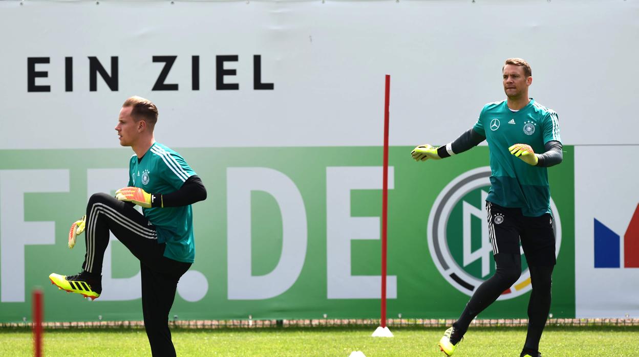 Ter Stegen y Neuer en un entrenamiento de la selección alemana