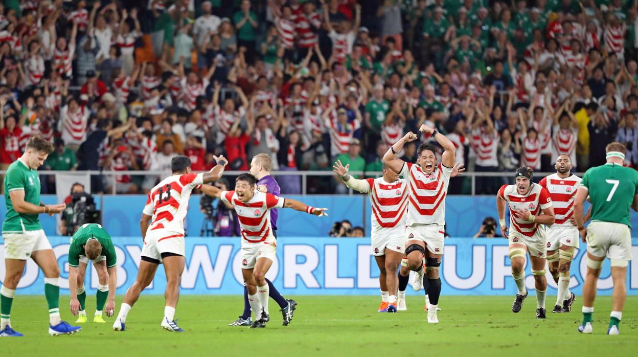 Los jugadores de la selección japonesa celebrando el triunfo ante Irlanda