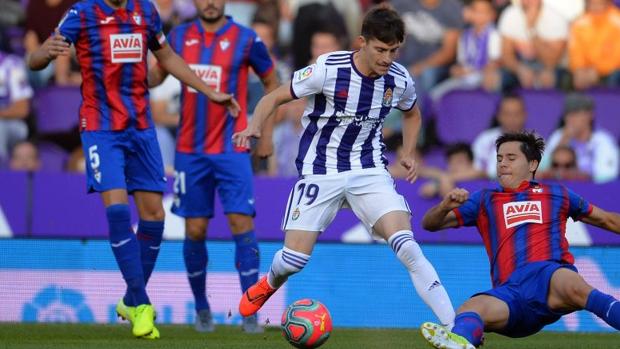 El Real Valladolid impone su dominio ante un Eibar bloqueado