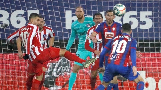 El Atlético naufraga en Ipurúa